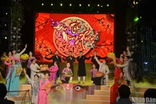 An art performance at the opening ceremony of the market. (Photo: NDO)
