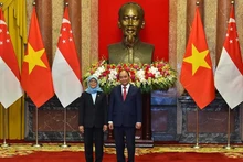 President Nguyen Xuan Phuc (right) receives Singaporean counterpart Halimah Yacob. (Photo: NDO)