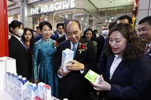President Nguyen Xuan Phuc visits a booth at the exhibition. (Photo: VNA)