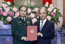 President Nguyen Xuan Phuc (R) hands over the promotion to eputy Chief of the General Staff of the Vietnam People's Army Phung Si Tan (Photo: VNA)