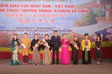 Leaders of Ha Nam Province and Japanese Embassy in Vietnam present flowers to Vietnamese and Japanese artists. 
