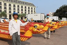 Dragon boats for the race on Nhat Le River during the Dong Hoi Cultural and Tourism Week. (Photo: baoquangbinh.vn)