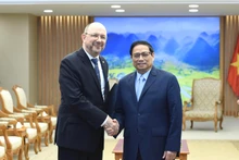 Prime Minister Pham Minh Chinh (R) and newly-appointed Swiss Ambassador Thomas Gass. (Photo: NDO)