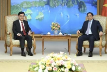 PM Pham Minh Chinh (R) receives Singaporean Deputy Prime Minister and Coordinating Minister for Economic Policies Heng Swee Keat. (Photo: NDO/TRAN HAI)
