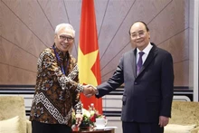 President Nguyen Xuan Phuc (R) receives Budiarsa Sastrawinata, President of the Indonesia - Vietnam Friendship Association. (Photo: VNA)