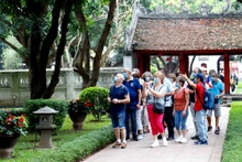 Foreign visitors to Van Mieu - Quoc Tu Giam (Temple of Literature). (Photo: VGP)
