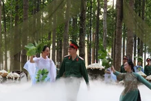 Soldiers and models at the art programme. (Photo: THE ANH)