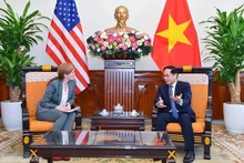 Minister of Foreign Affairs Bui Thanh Son (right) and Administrator of the United States Agency for International Development (USAID) Samantha Power at their meeting in Hanoi on March 10. (Photo: baoquocte.vn)