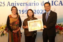 Ambassador to Argentina Duong Quoc Thanh presents a certificate of merit of the Vietnam Union of Friendship Organisations (VUFO) to the ICAV in recognition of its contributions to Vietnam. (Photo: VNA)