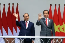 Presidents Nguyen Xuan Phuc (L) and Joko Widodo at the welcome ceremony for the Vietnamese leader in Bogor city, West Java province, on December 22 (Photo: VNA)