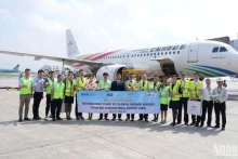 Leaders of Noi Bai International Airport and representatives of units operating at the airport congratulate Colorful Guizhou Airlines on the opening of its new route to Hanoi.