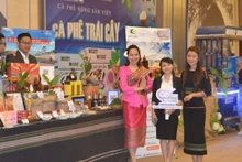 Many products are introduced at the press conference. (Photo: NDO)