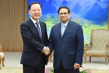 Prime Minister Pham Minh Chinh (R) and Park Hark Kyu, Head of Corporate Management Office at DX Division of Samsung Electronics (Photo: NDO)