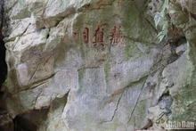 A handwritten document on the entrance to Tang Chon cave, Ngu Hanh Son Mountain in Da Nang City. (Photo: NDO)