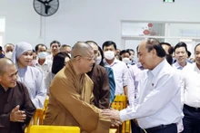 President Nguyen Xuan Phuc (R) meets voters in Ho Chi Minh City on October 12. (Photo: VNA)