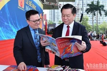 Secretary of Party Central Committee (PCC) and Head of the PCC's Commission for Communications and Education Nguyen Trong Nghia and Editor-in-chief of Nhan Dan Newspaper Le Quoc Minh attend the 2022 National Press Festival. (Photo: NDO)