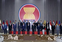 President Nguyen Xuan Phuc (sixth from left, first line) poses for a photo with ASEAN Secretary-General Lim Jock Hoi and Ambassadors and Chargé d’Affaires of member states at the ASEAN Secretariat headquarters. (Photo: VNA)