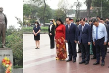 The Hanoi leaders pay tribute to Vladimir Ilyich Lenin at his statue in Ba Dinh district. (Photo: NDO)