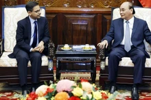 President Nguyen Xuan Phuc (R) and Indian Ambassador Pranay Verma at the meeting in Hanoi on September 20 (Photo: VNA)