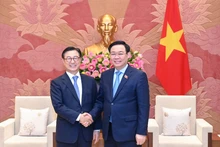 National Assembly Chairman Vuong Dinh Hue (R) and Attorney Chung Kye-sung (Photo: NDO)