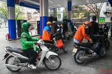 The retail price of RON 95-III bio-fuel almost reached 24,000 VND per litre from 3pm on November 11. (Photo: NDO)