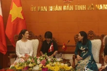 Deputy Secretary of the Ha Nam provincial Party Committee Dinh Thi Lua (right) receives Danish Crown Princess Mary Elizabeth on November 2. (Photo: NDO)