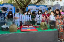 The two exhibitions draw a lot of visitors (Photo: VNA)