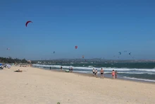 Visitors at Mui Ne Beach in the central province of Binh Thuan (Photo: VNA)