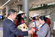 Ho Chi Minh City's leaders welcome first visitors to the city. (Photo: NDO)