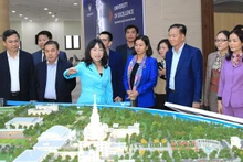 The Lao delegation at VinUni (Photo: hanoimoi.com.vn) 
