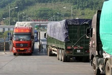 Vehicles at Kim Thanh II border gate (Photo: VNA)