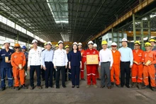 Vice President Vo Thi Anh Xuan (C) and Vietsovpetro leaders and employees. (Photo: VNA)