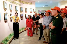 Nguyen Viet Hang guides visitors to Dien Bien Phu Historical Victory Museum.