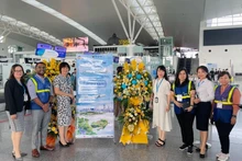 Guests from Yangon are welcomed. (Photo: NDO)