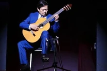 Vietnamese professor and guitarist Dang Ngoc Long performs at the finale of the International Guitar Competition and Festival Berlin 2022. (Photo: VNA)
