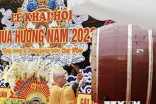 Most Venerable Thich Minh Hien, the abbot of Huong Pagoda, beats the drum to open the festival. (Photo: VNA)