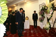 Secretary of the Ho Chi Minh City Party Committee Nguyen Van Nen pays tribute to late Chinese leader Jiang Zemin at the Chinese Consulate General in the City. (Photo: VNA)