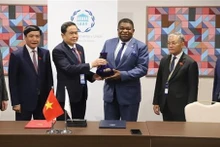 Permanent Vice Chairman of the National Assembly Tran Thanh Man (3rd from L) and Secretary General of the Inter-Parliamentary Union Martin Chungong (3rd from R) (Photo: VNA) 