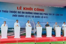 Prime Minister Pham Minh Chinh (middle) and other delegates at the ceremony (Photo: NDO)
