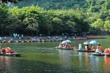 Tourists visit Trang An complex in Ninh Binh province (Photo VNA)