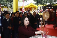 Acting President Vo Thi Anh Xuan offers incense at the Trung Sisters’ Temple. (Photo: VNA)