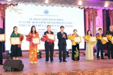 Representatives of foreign collectives and individuals receive certificates of merit for their contributions to Da Nang's development at the gathering on January 6. (Photo: VNA) 