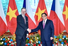 PM Pham Minh Chinh and his Czech counterpart Petr Fiala take a photo.