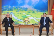 PM Pham Minh Chinh (R) and Japanese Minister of State for Financial Services Suzuki Shunichi (Photo: Duong Giang)