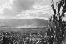 Vietnamese artillery units continue to shell enemy positions. The enemy positions hit by artillery shells are on fire. (Photo: VNA)