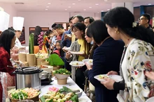 Diners queue to enjoy Vietnamese dishes at the "Vietnam Day in Saudi Arabia" 2024.