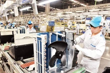 The government has implemented a system of solutions to solve difficulties for businesses. (Photo: Workers of Daikin Vietnam Joint Stock Company assemble air conditioners/ Credit: DONG MINH)