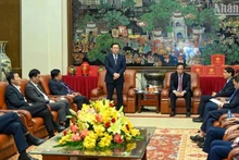 NA Chairman Vuong Dinh Hue speaks at his working session with Hung Yen Province's leaders. (Photo: NDO)