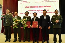 At the signing ceremony (Photo: Minh Tuan)