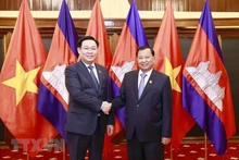 National Assembly Chairman Vuong Dinh Hue (L) and Cambodian Senate President Samdech Say Chhum (Photo: VNA)